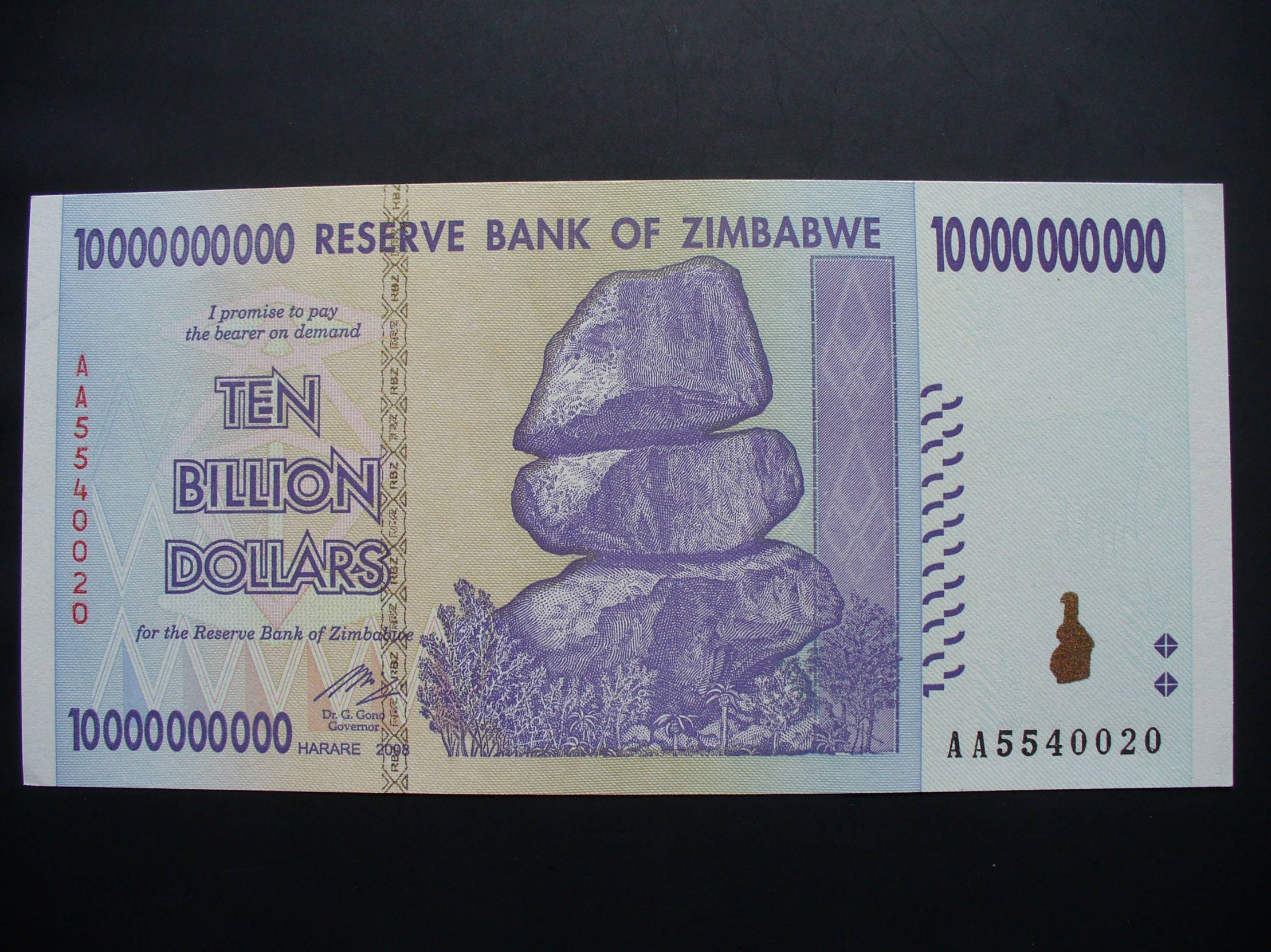 1 миллиард зимбабвийских долларов. Зимбабве купюра 100 триллионов. Купюра 10 триллионов долларов Зимбабве. Купюра 100 триллионов долларов Зимбабве. Зимбабвийский доллар самая крупная купюра.